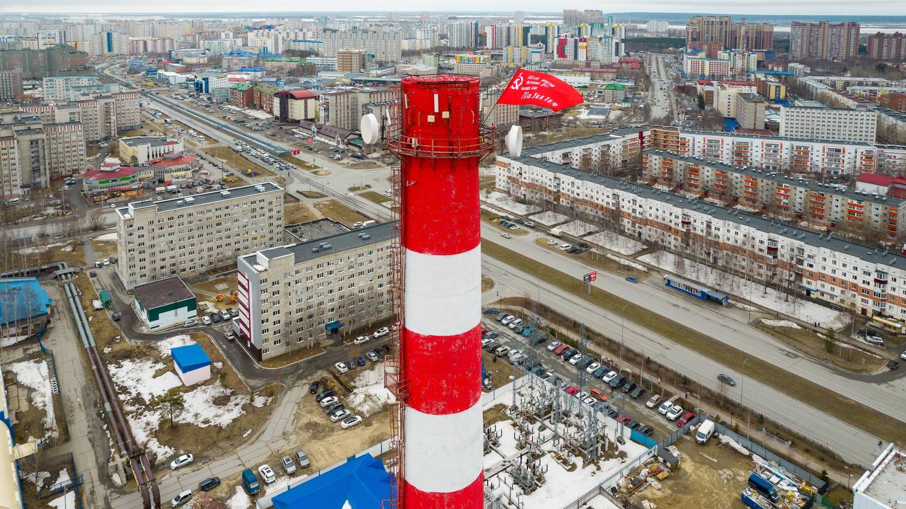 Сургутские городские электрические сети на 80-метровой высоте установили копию Знамени Победы!