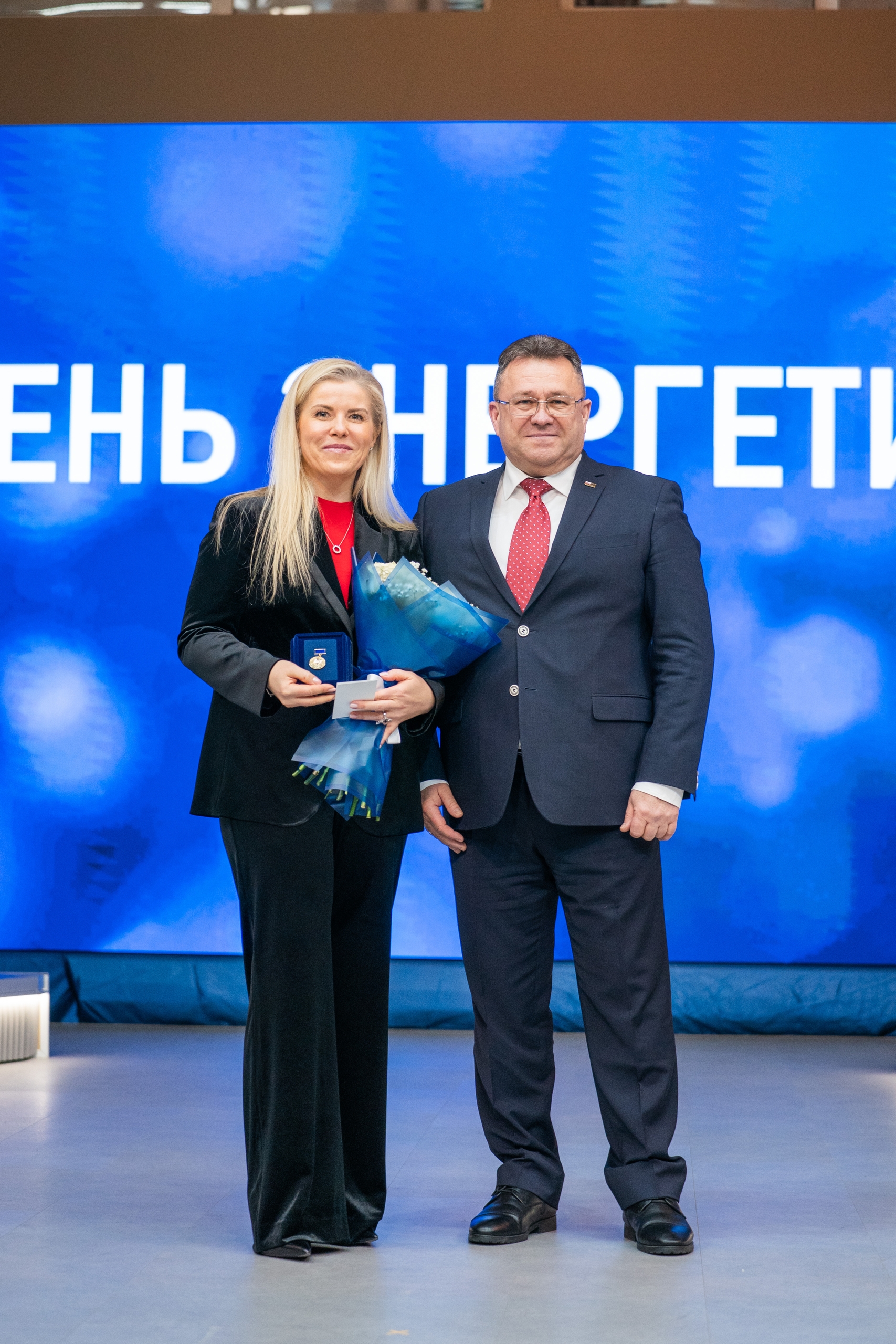 Председатель ТюмнМО ВЭП вручил в компании “Россети Тюмень” профсоюзные награды соцпартнеру и профактивистам  