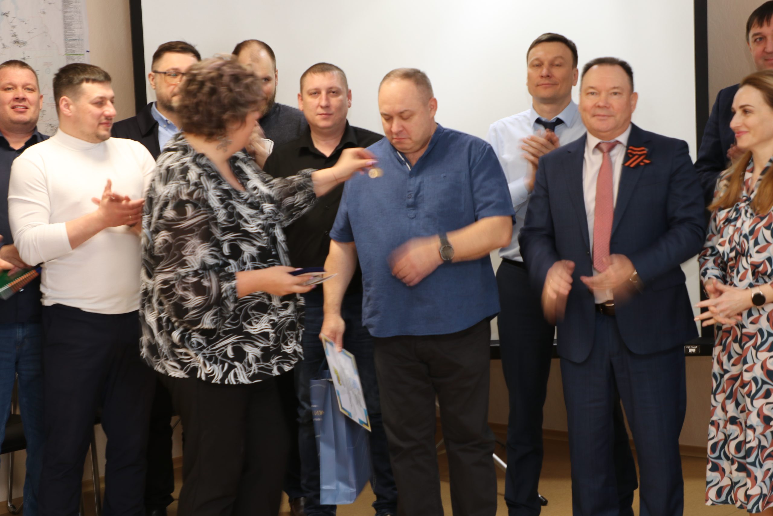 Благодарность Роману Данилову за 35 лет труда и профсоюзной активности. Чествование в г. Новом Уренгое