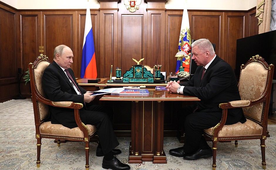  Владимир Путин обсудил с Михаилом Шмаковым ситуацию на рынке труда